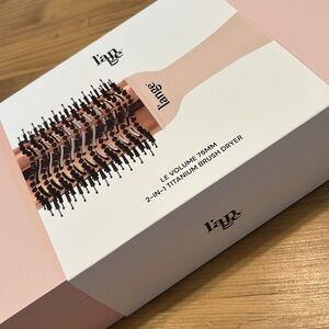 L’ange 
Le Volume 75 mm
2-N-1 Titanium Blush Brush Dryer